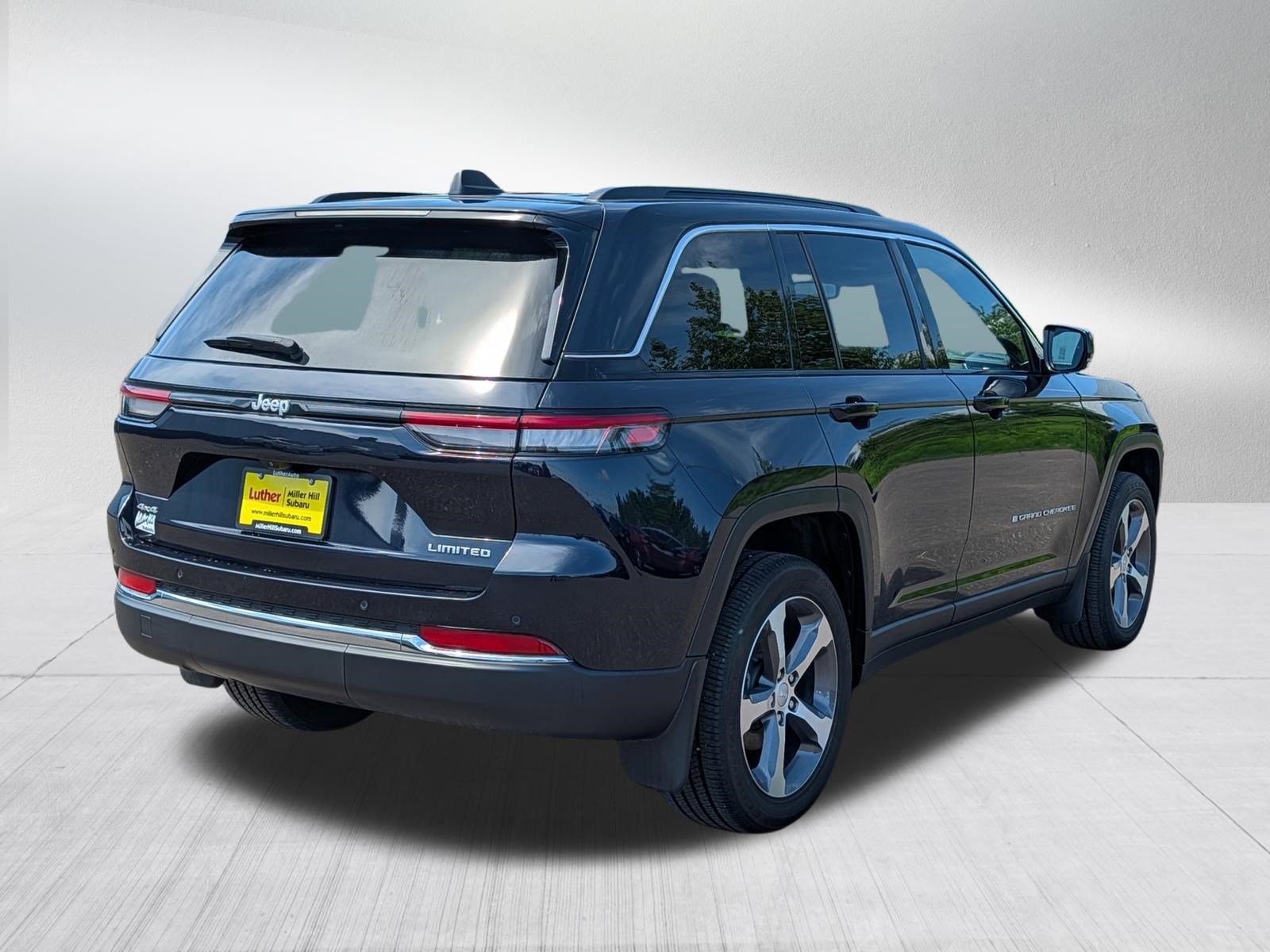 Used 2024 Jeep Grand Cherokee Limited w/ Trailer Tow Package AWD/4WD image 7