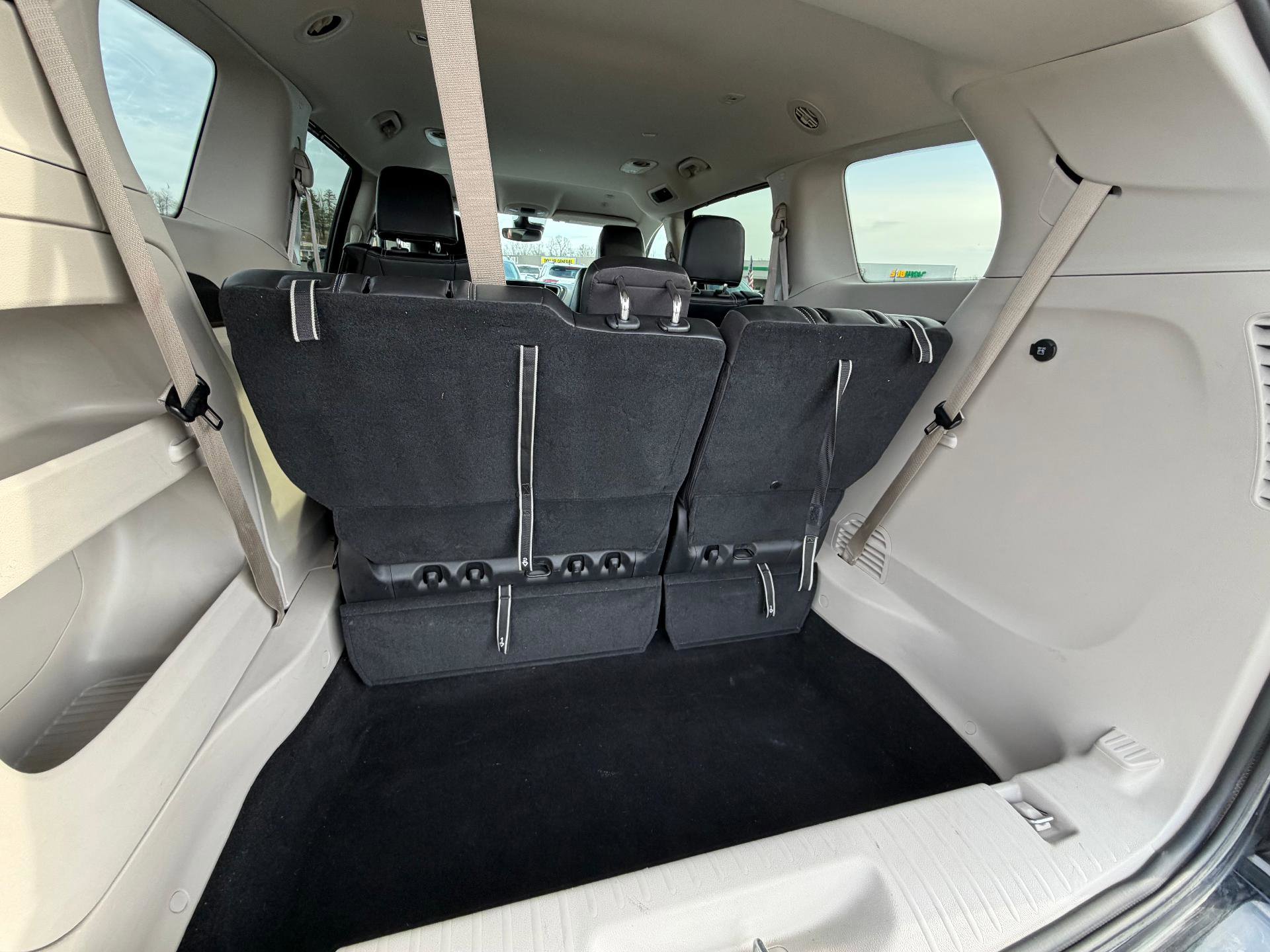 Used 2024 Chrysler Pacifica Touring-L FWD image 14