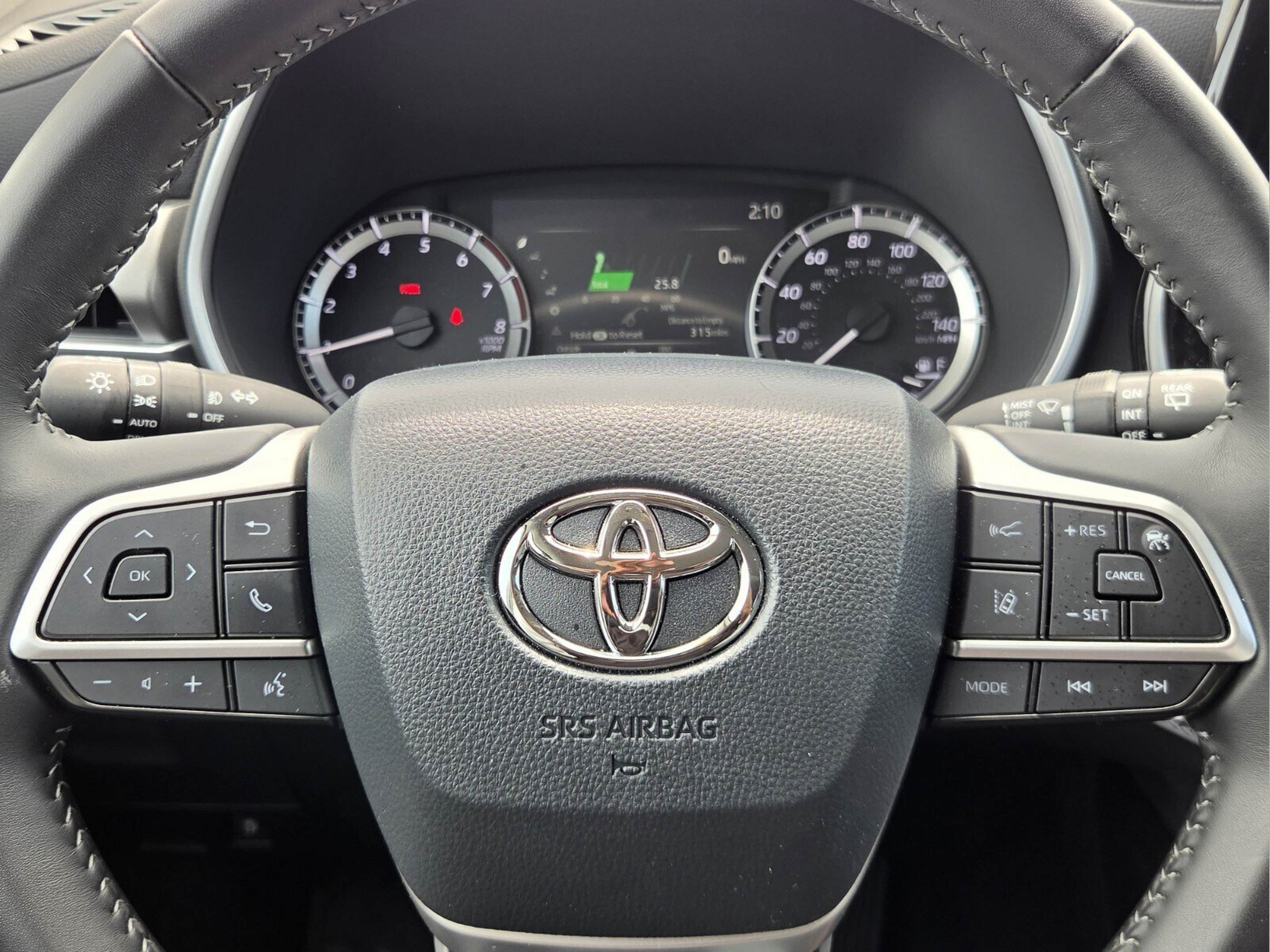 Used 2025 Toyota Highlander XLE FWD image 24