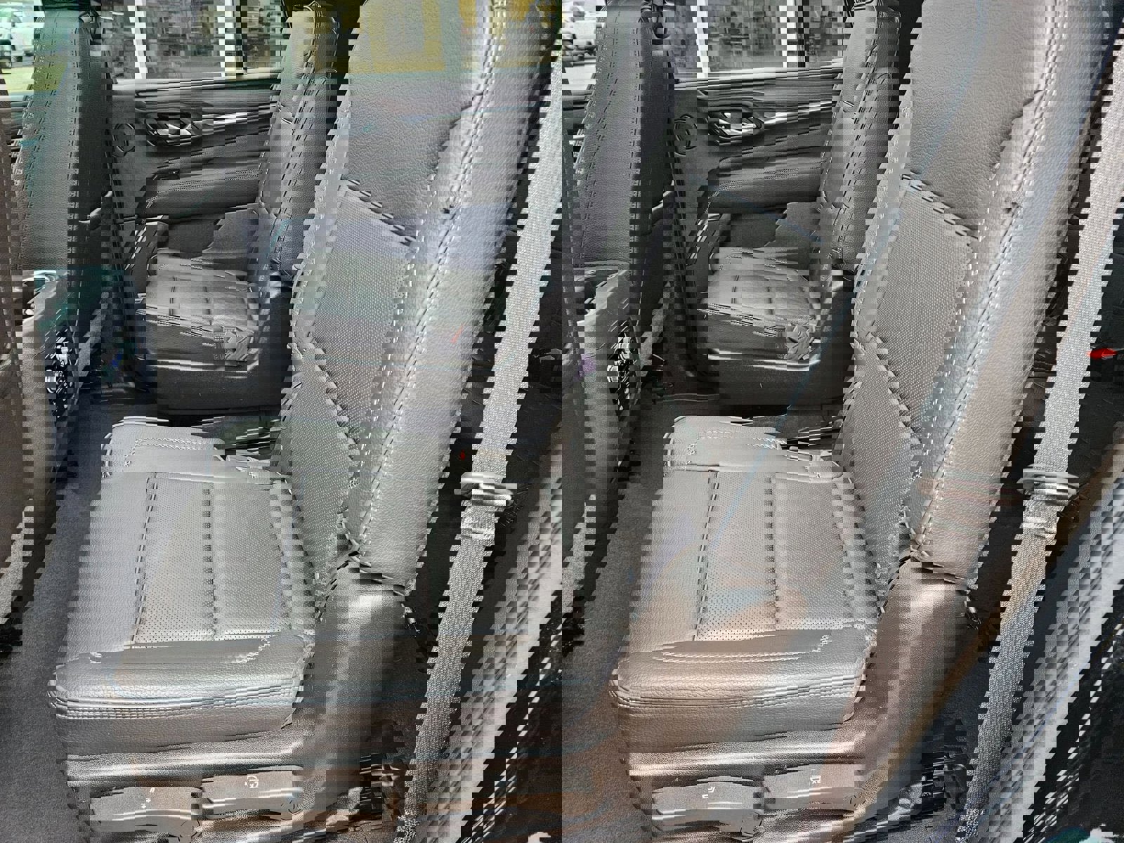 Used 2021 GMC Yukon Denali w/ Denali Premium Package image 28