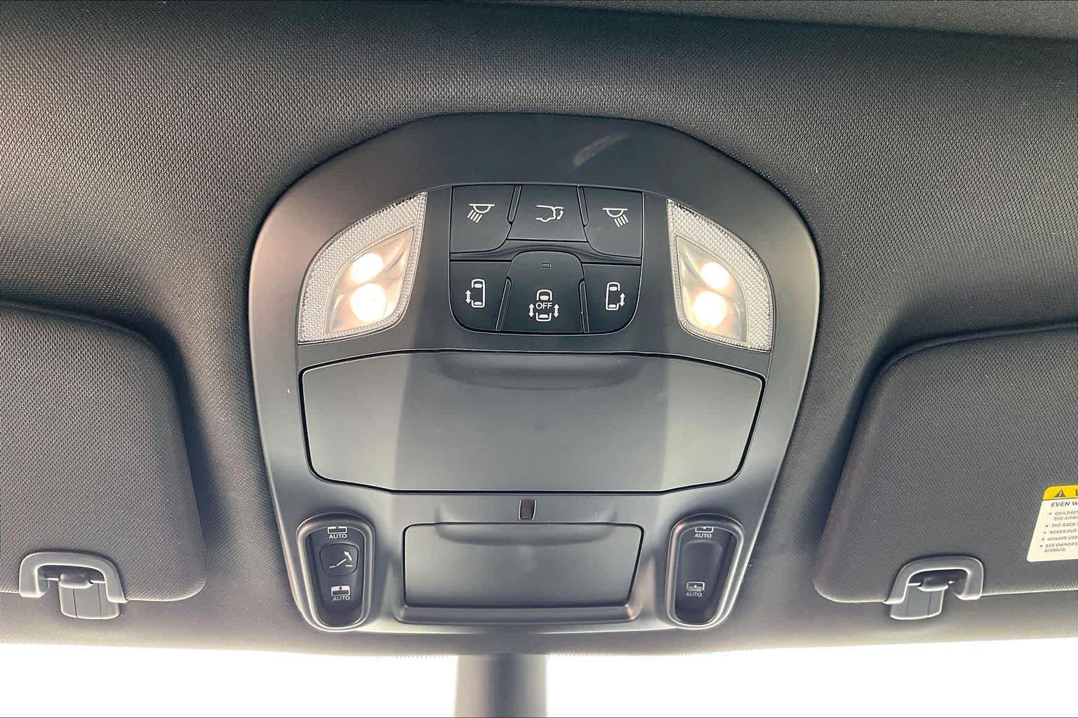 Used 2026 Chrysler Pacifica Limited FWD image 33