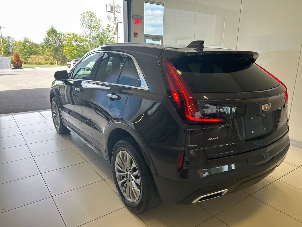 Used 2025 Cadillac XT4 Premium Luxury image 2