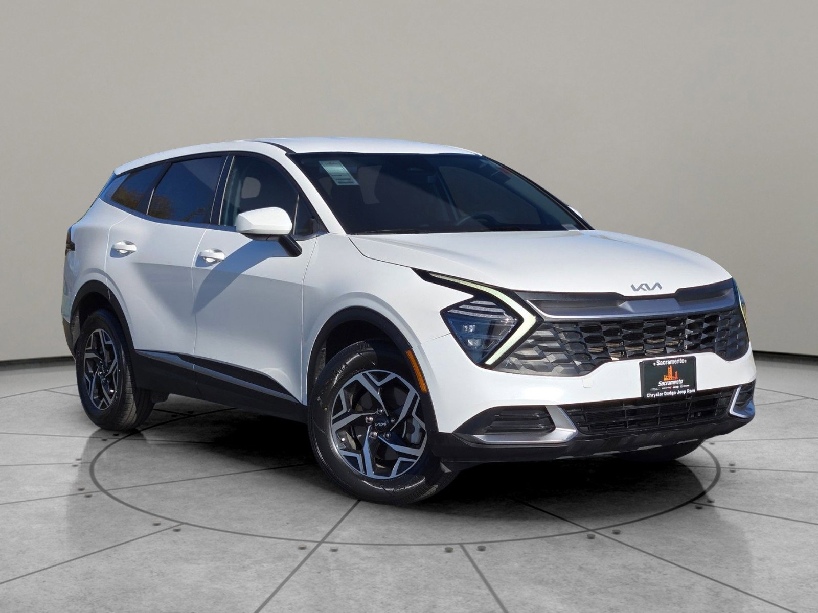 Used 2024 Kia Sportage LX image 1