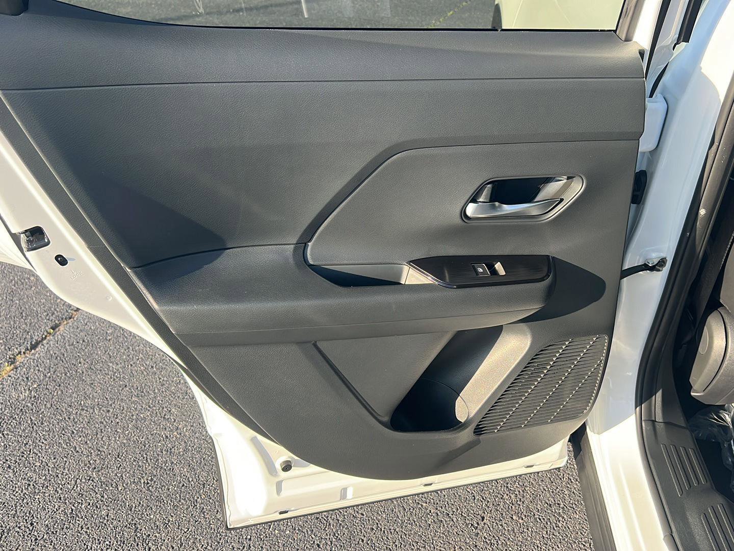 Used 2026 Nissan Kicks SR image 17
