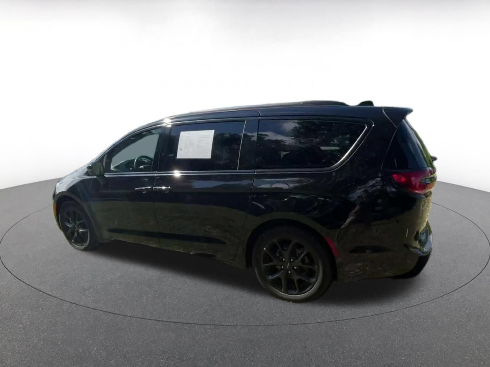 Used 2025 Chrysler Pacifica Limited FWD image 9