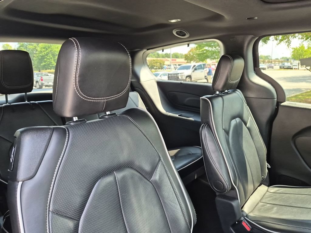 Used 2025 Chrysler Pacifica Limited FWD image 32
