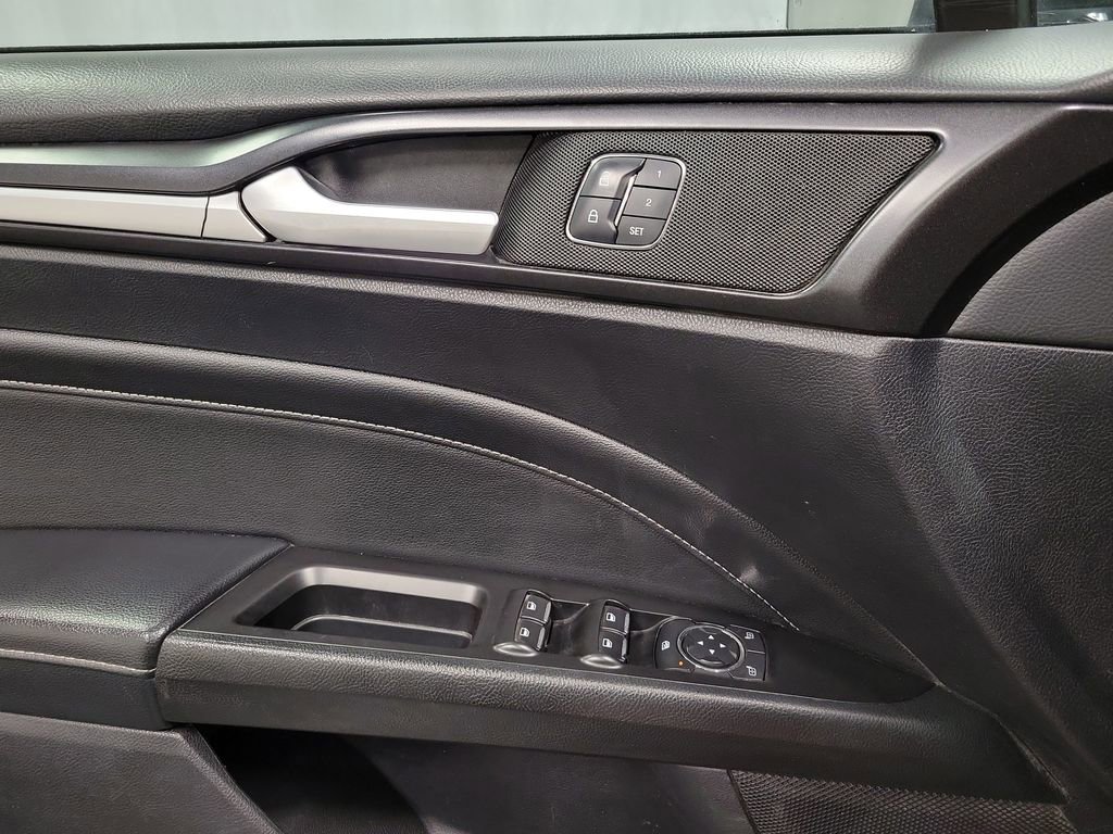 Used 2018 Ford Fusion Titanium image 19
