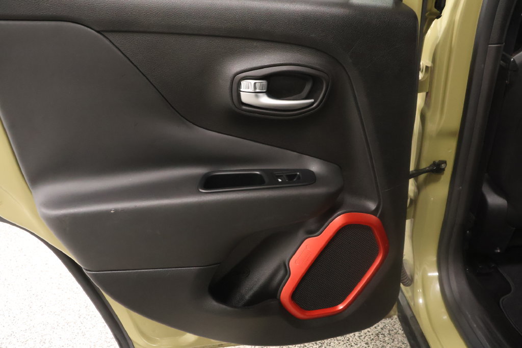 Used 2015 Jeep Renegade Trailhawk AWD/4WD image 22