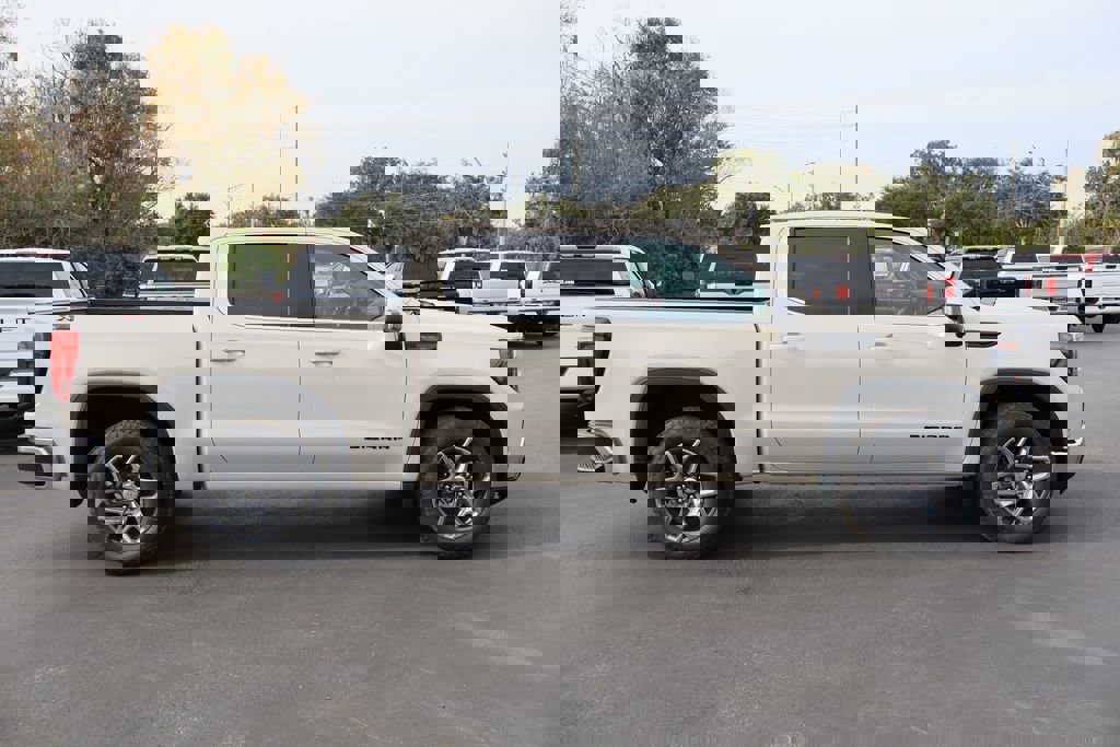 New 2026 GMC Sierra 1500 SLE image 3