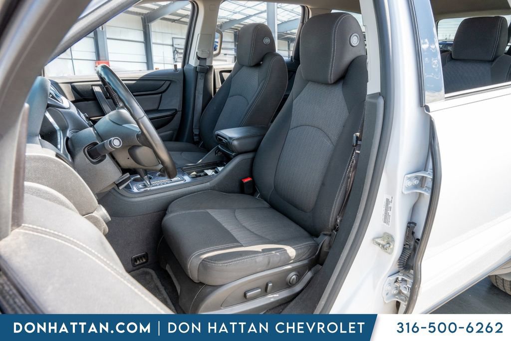 Used 2017 Chevrolet Traverse LT w/ Style and Technology Package image 4