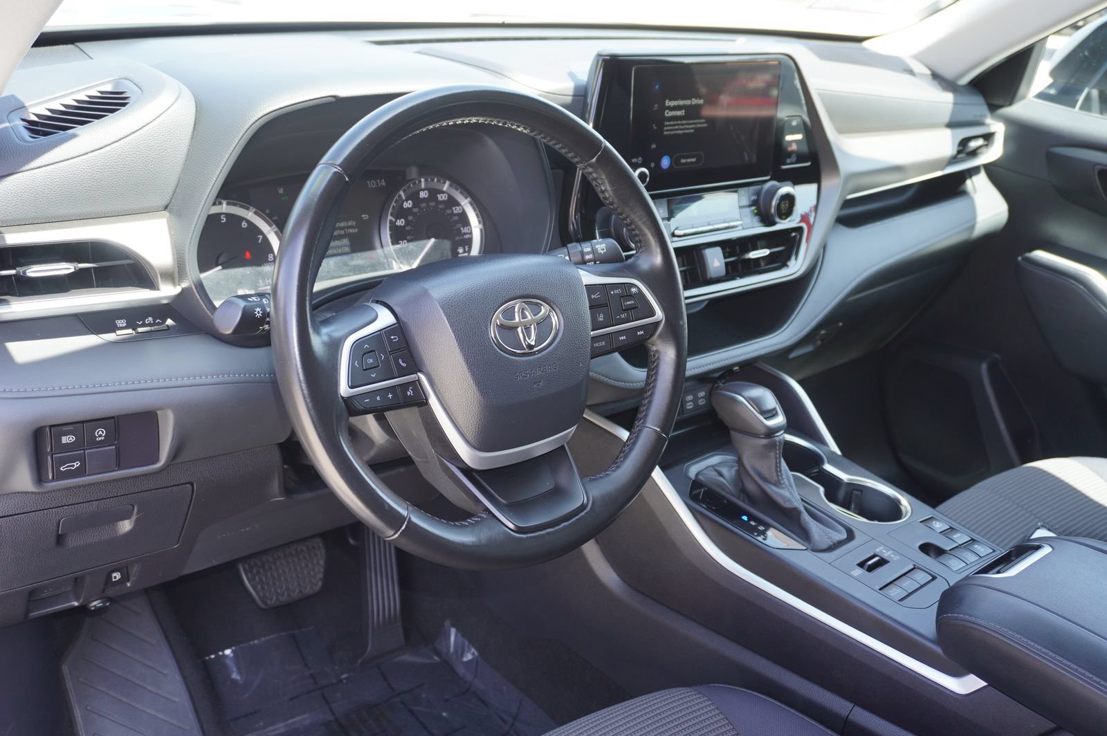 Used 2024 Toyota Highlander LE AWD/4WD image 15