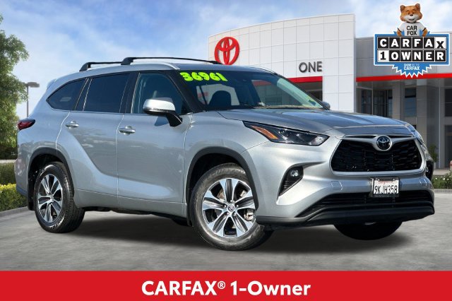 Used 2023 Toyota Highlander XLE FWD image 2