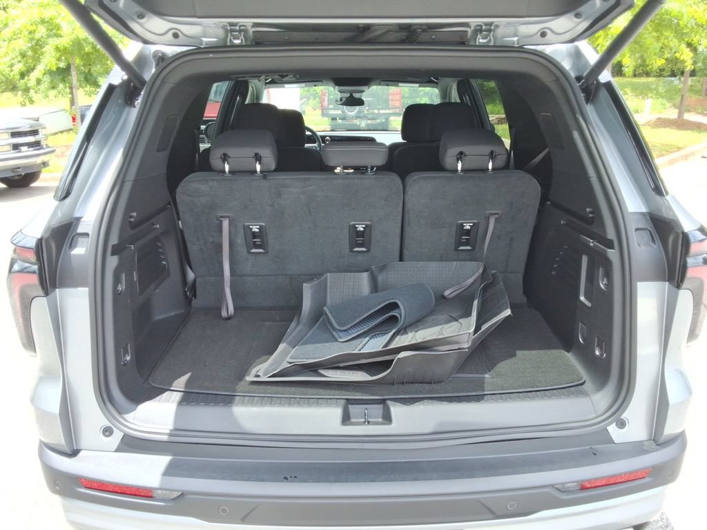 Certified 2025 Chevrolet Traverse LT w/ Driver Confidence Package FWD image 16