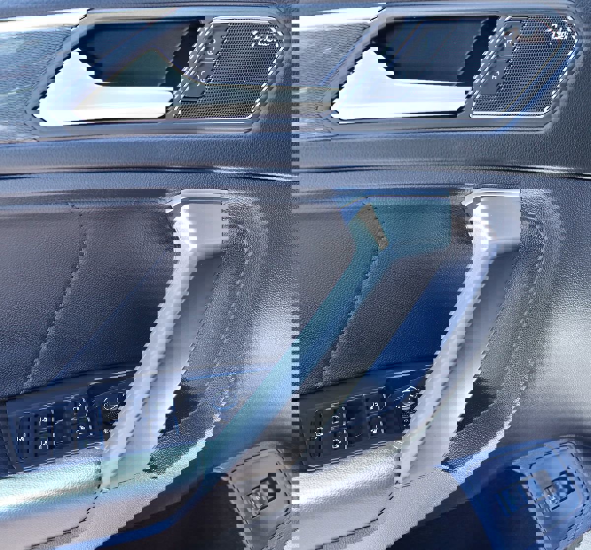 Used 2021 Volkswagen Tiguan SEL Premium R-Line image 39