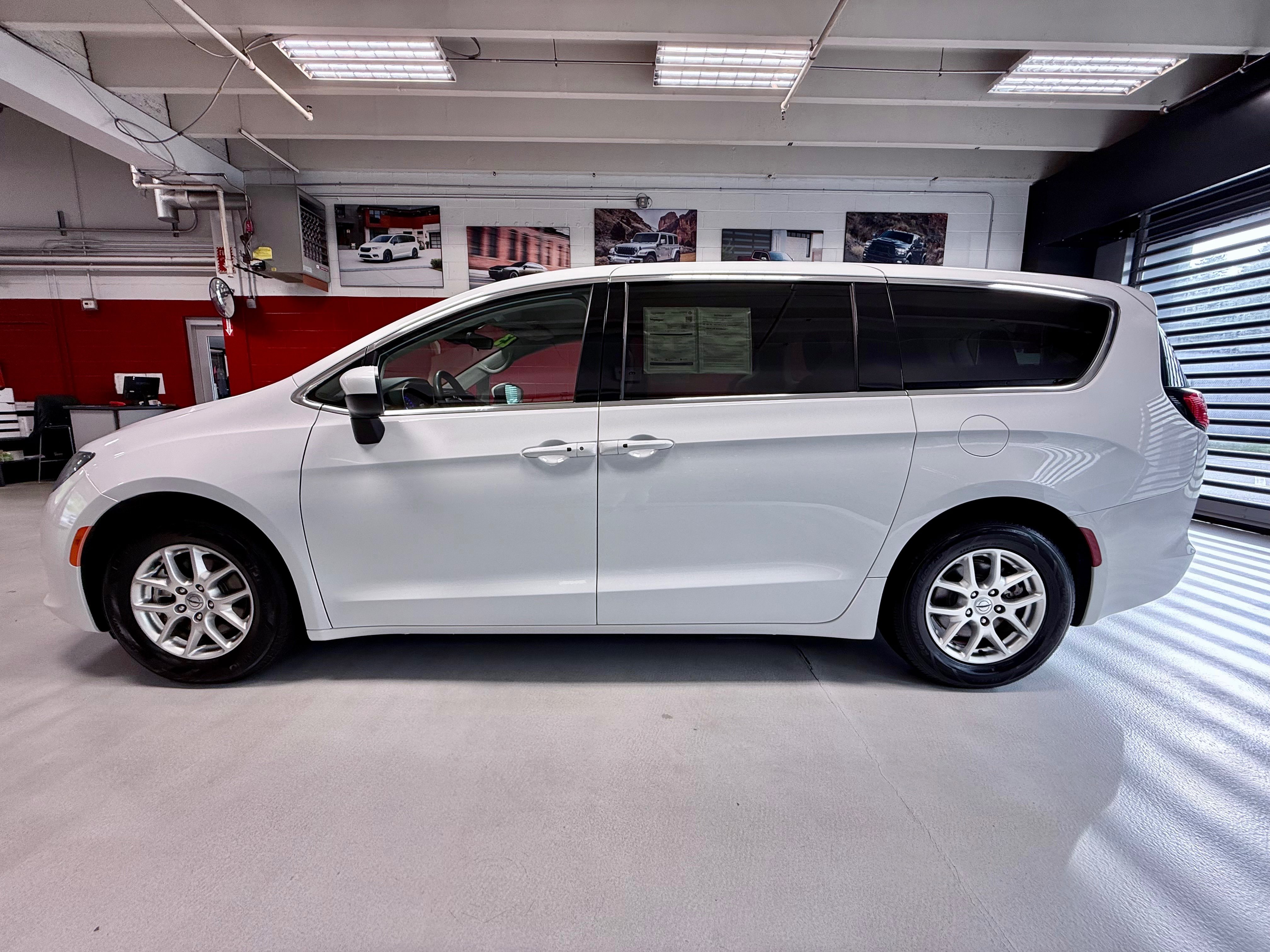 Certified 2023 Chrysler Voyager LX FWD image 2