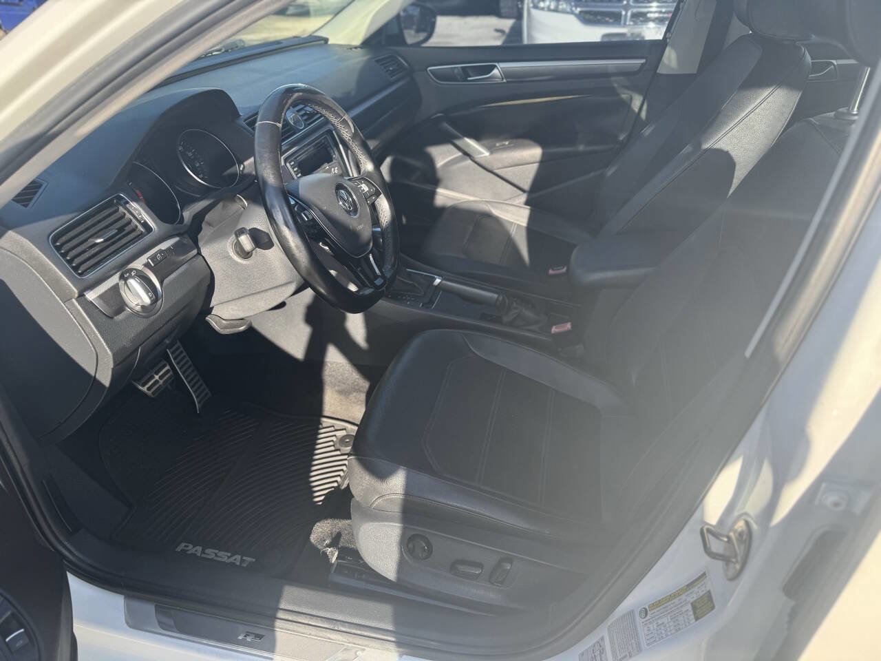 Used 2016 Volkswagen Passat 1.8T R-Line w/ R-Line Lighting Package image 3