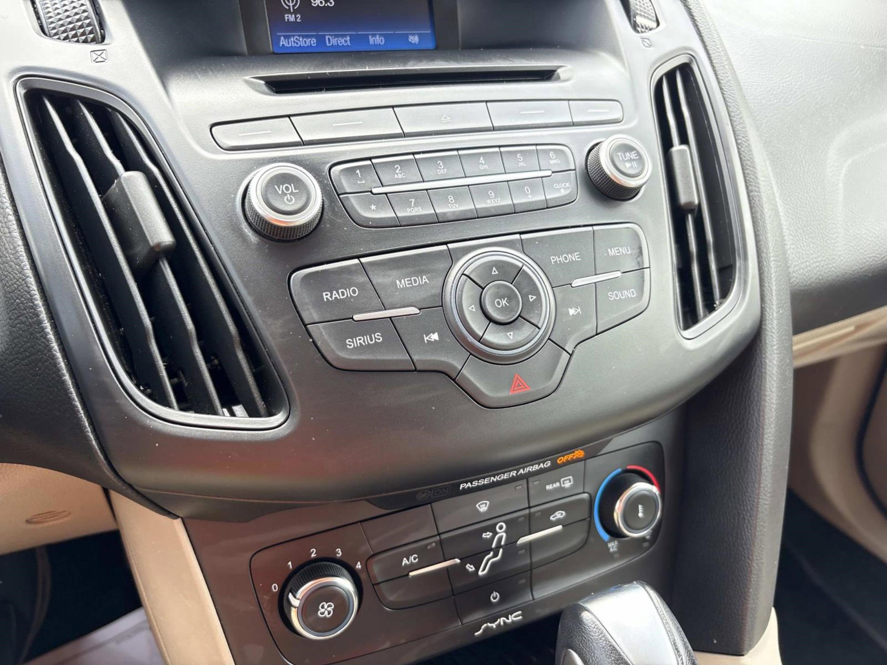 Used 2015 Ford Focus SE FWD image 28