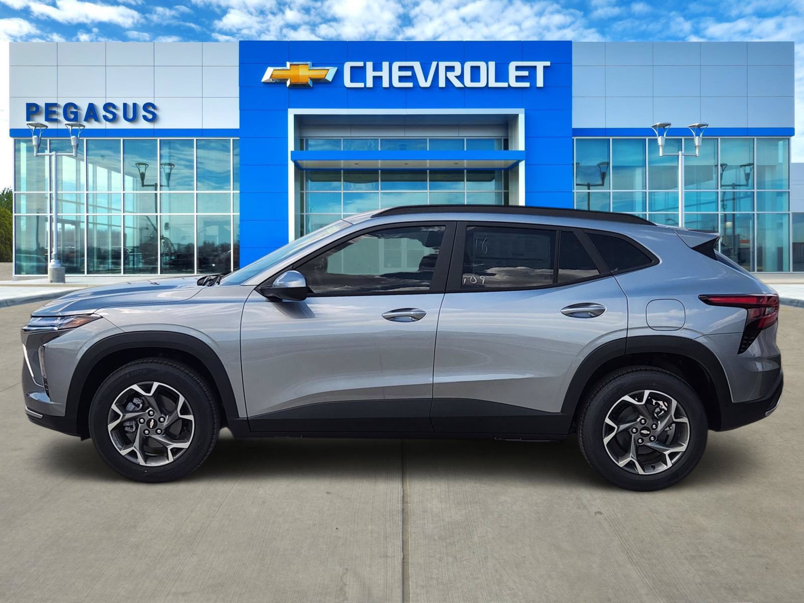 New 2026 Chevrolet Trax LT w/ LT Convenience Package FWD image 3