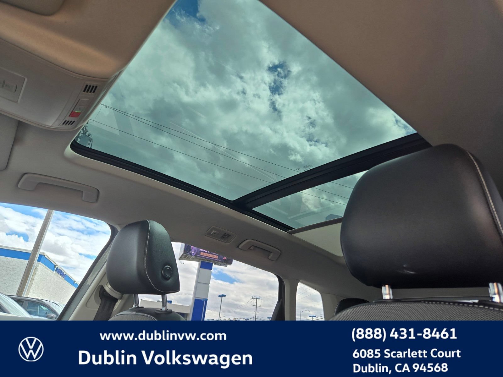 Certified 2023 Volkswagen Taos SE w/ Panoramic Sunroof Package FWD image 17