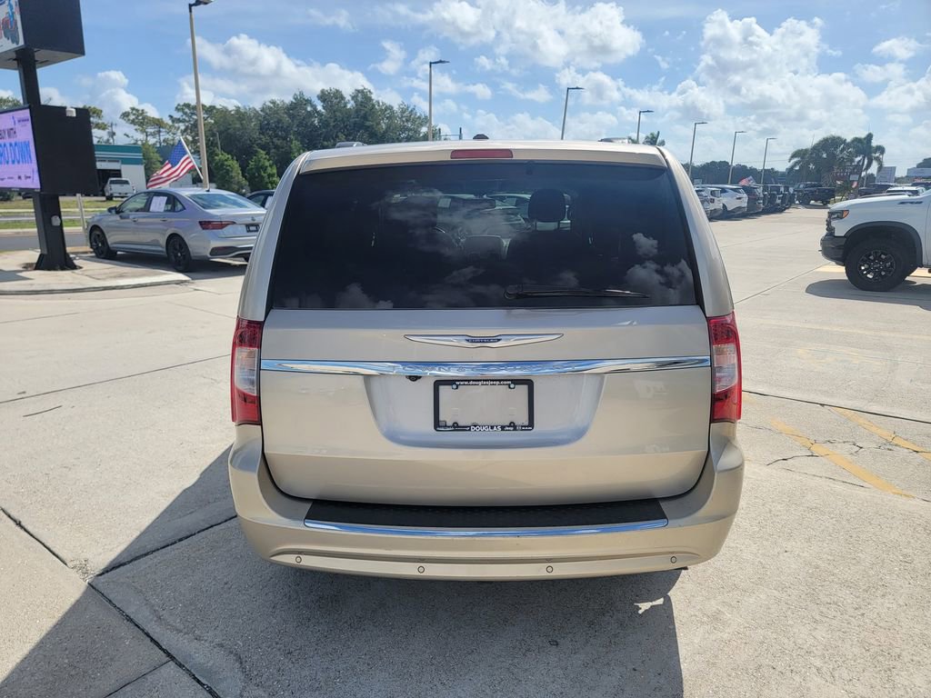 Used 2013 Chrysler Town & Country Touring-L w/ Entertainment Group #2 FWD image 4