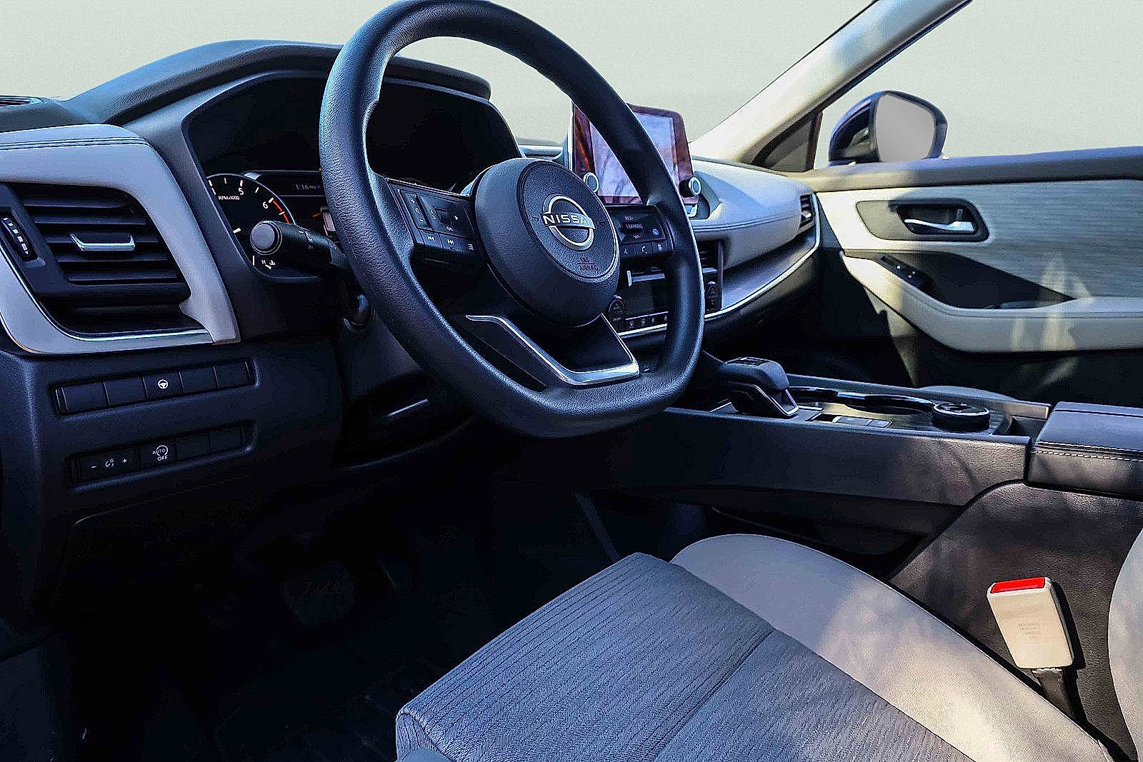 Used 2023 Nissan Rogue SV image 8