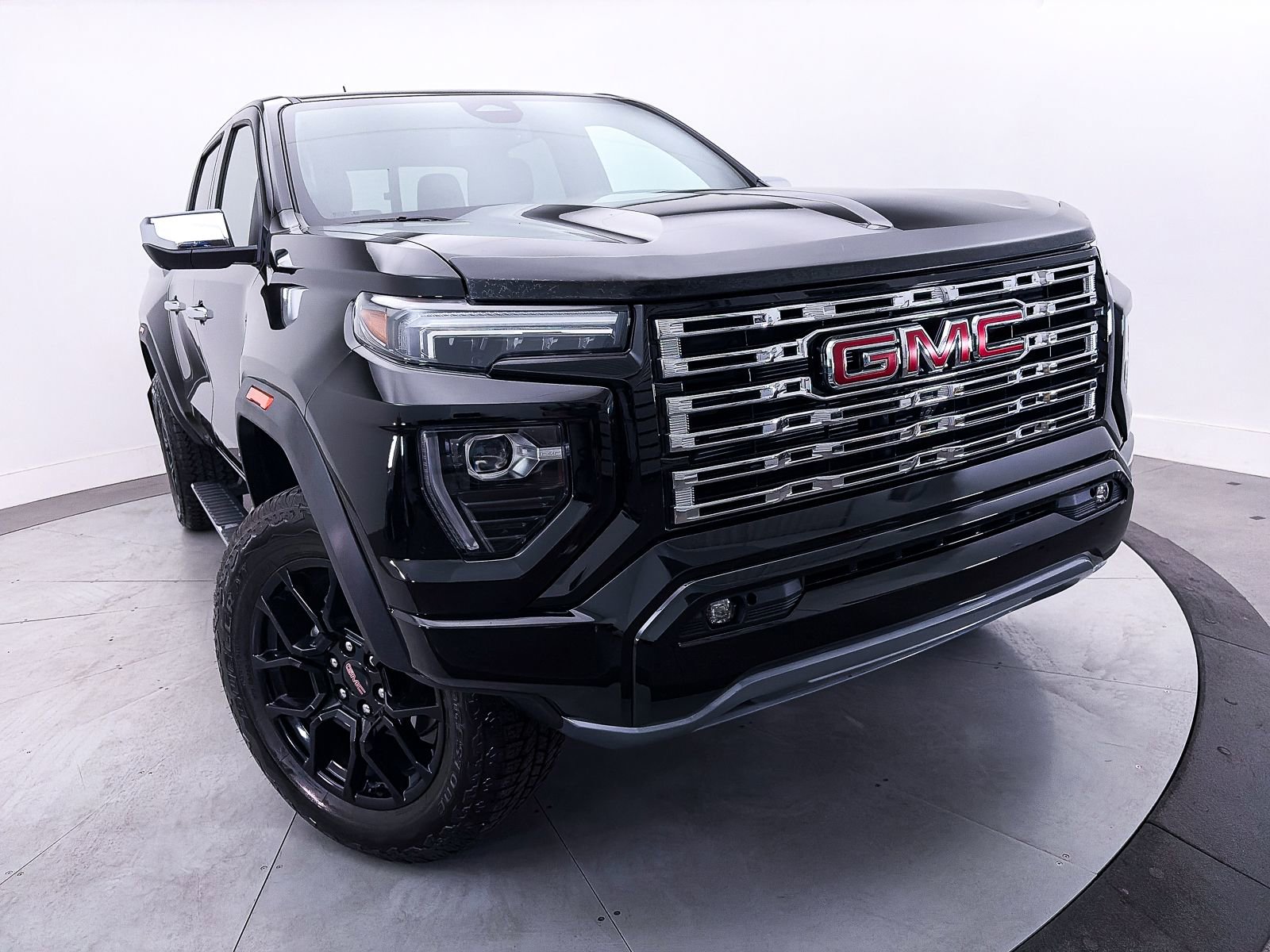 Used 2024 GMC Canyon Denali w/ LPO, Denali Black Edition AWD/4WD image 3