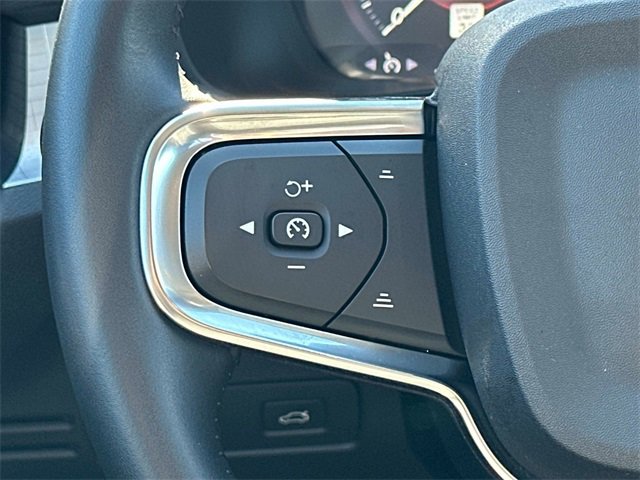 Used 2021 Volvo XC40 T4 Momentum w/ Premium Package image 8