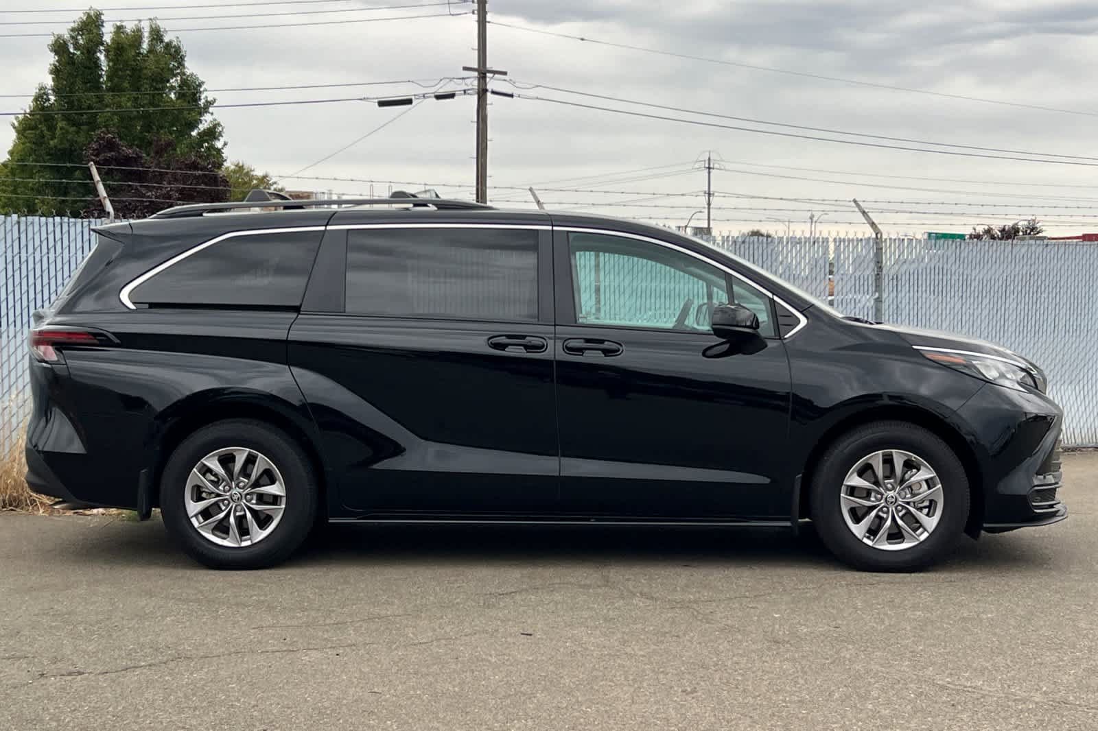 Certified 2025 Toyota Sienna LE FWD image 6