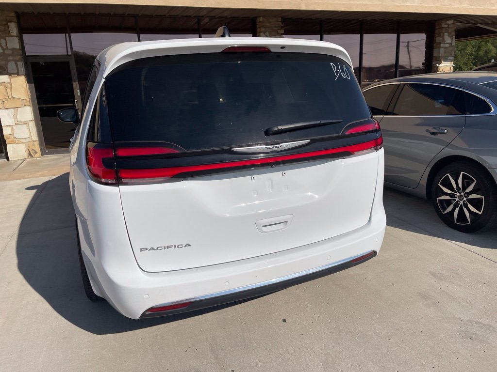 Used 2024 Chrysler Pacifica Touring-L FWD image 5