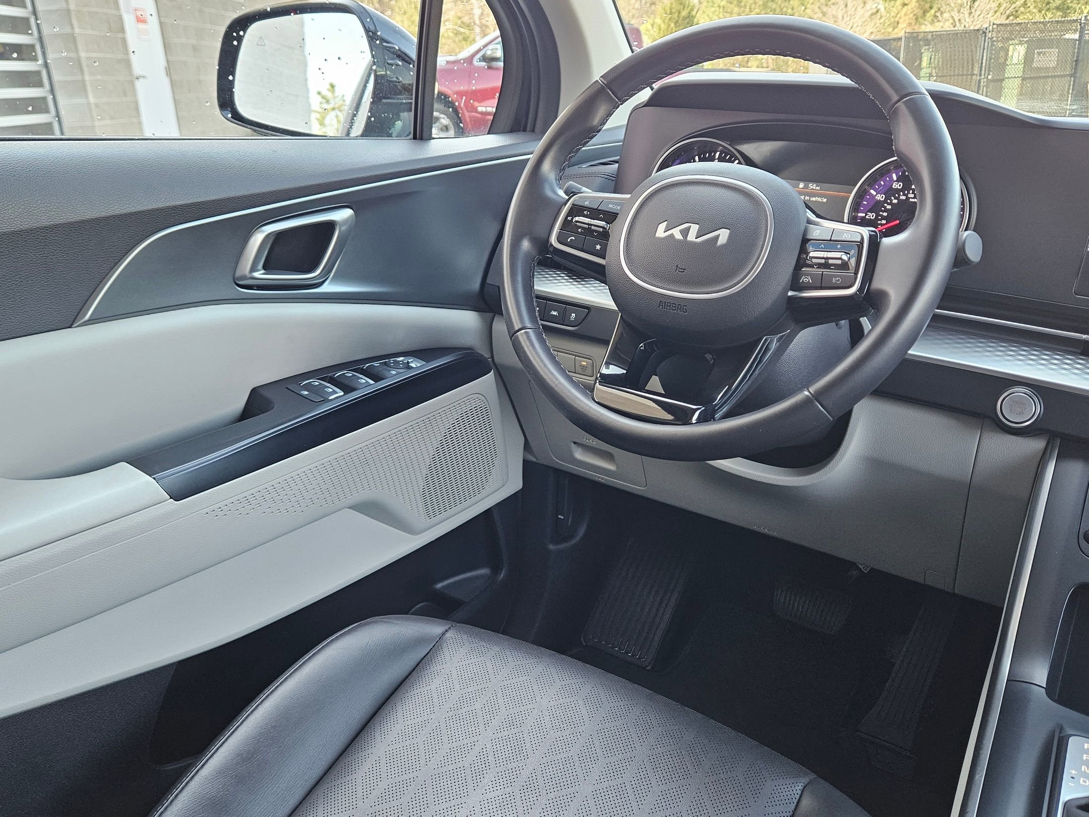 Used 2024 Kia Carnival LX FWD image 9