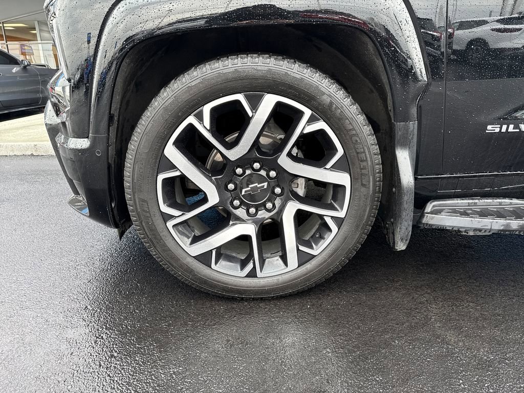 Used 2024 Chevrolet Silverado EV RST image 33