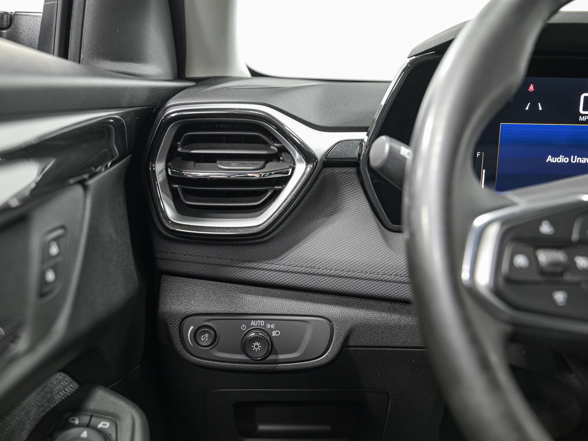 Used 2024 Chevrolet TrailBlazer LT w/ LT Cold Weather Package FWD image 17