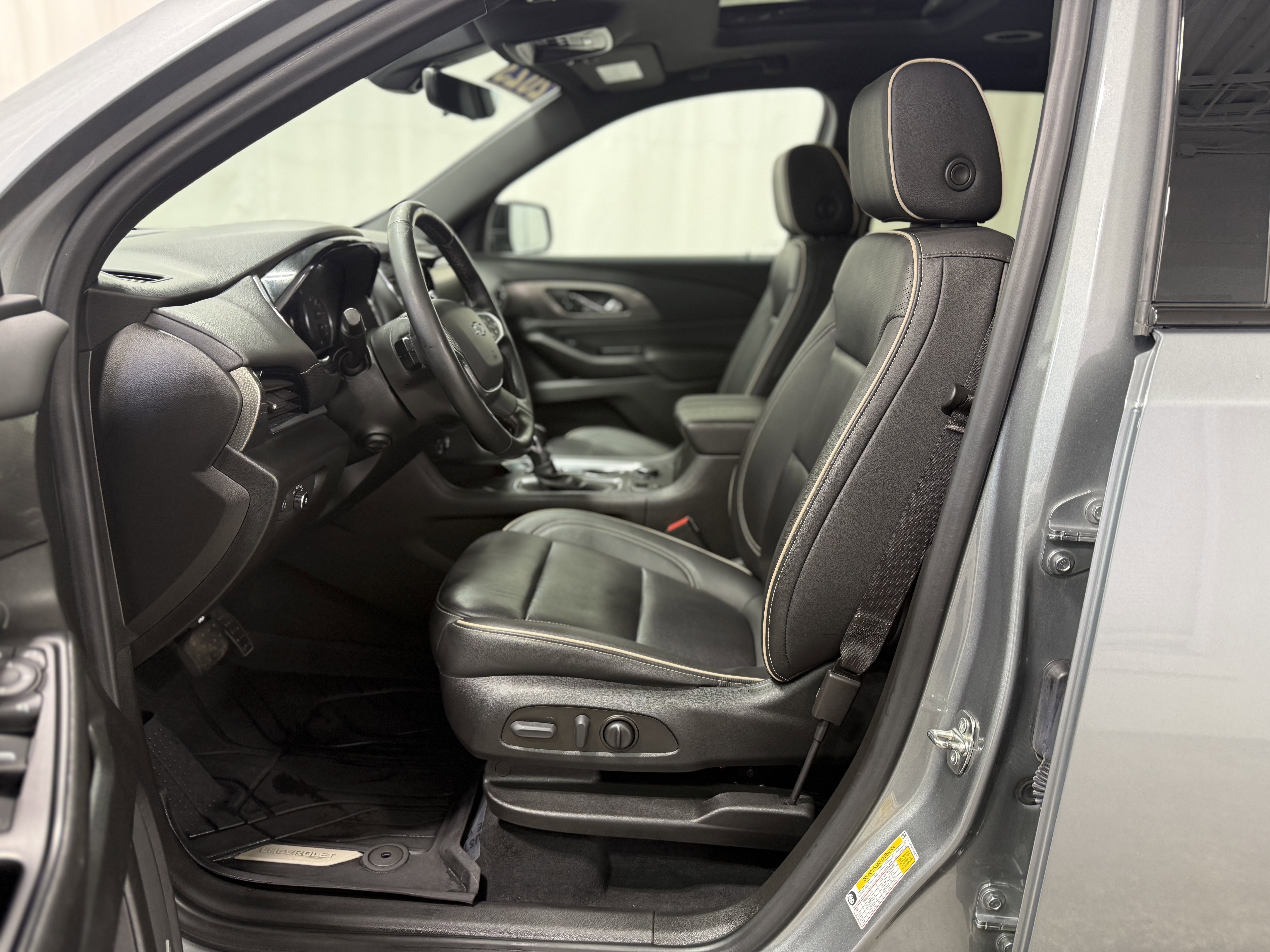 Certified 2023 Chevrolet Traverse Premier w/ Redline Edition image 15
