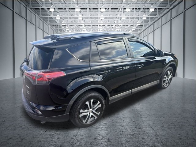 Used 2017 Toyota RAV4 LE AWD/4WD image 3