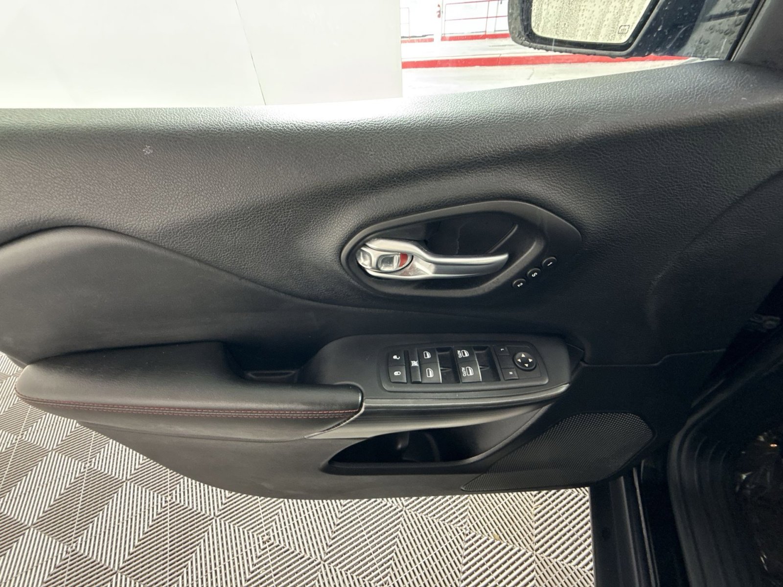 Used 2017 Jeep Cherokee Trailhawk image 15