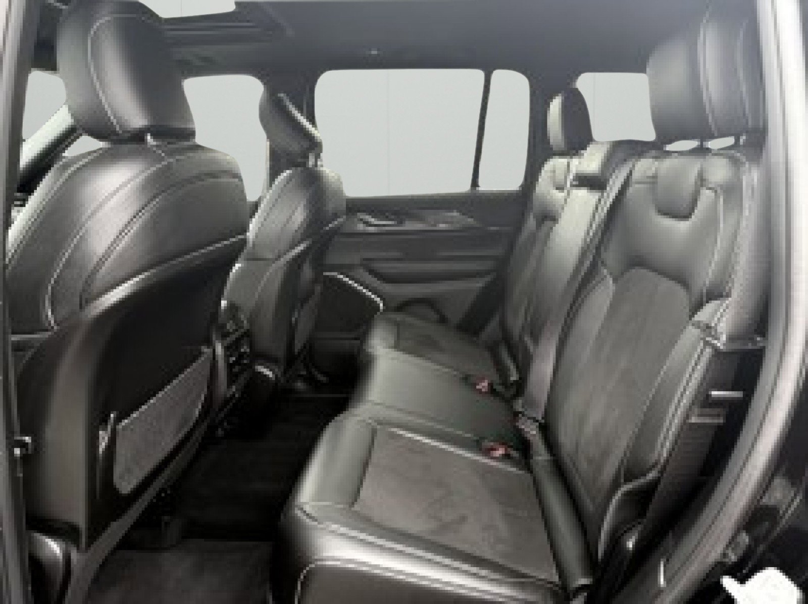 Used 2022 Jeep Grand Cherokee Altitude image 9