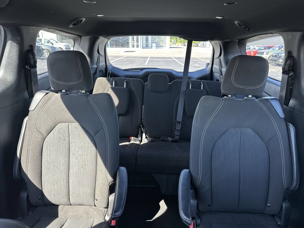 Used 2023 Chrysler Pacifica Touring FWD image 13
