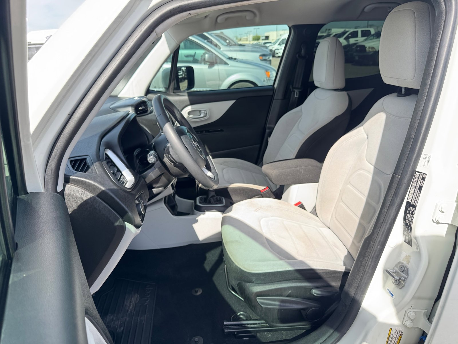 Used 2018 Jeep Renegade Latitude FWD image 12