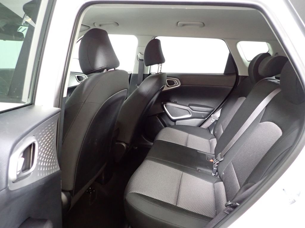 Used 2025 Kia Soul LX image 27