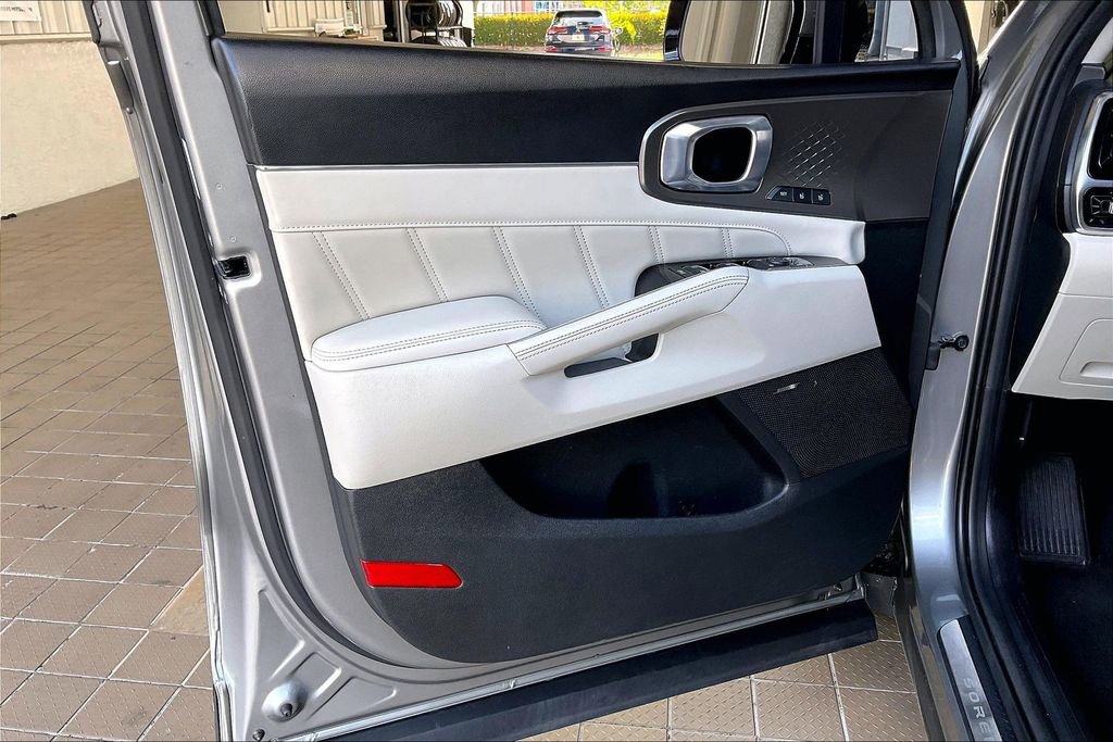 Used 2023 Kia Sorento SX Prestige image 2