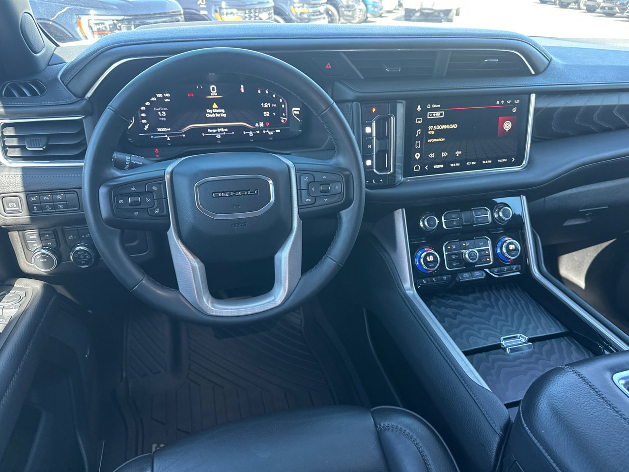 Used 2023 GMC Yukon XL Denali AWD/4WD image 23