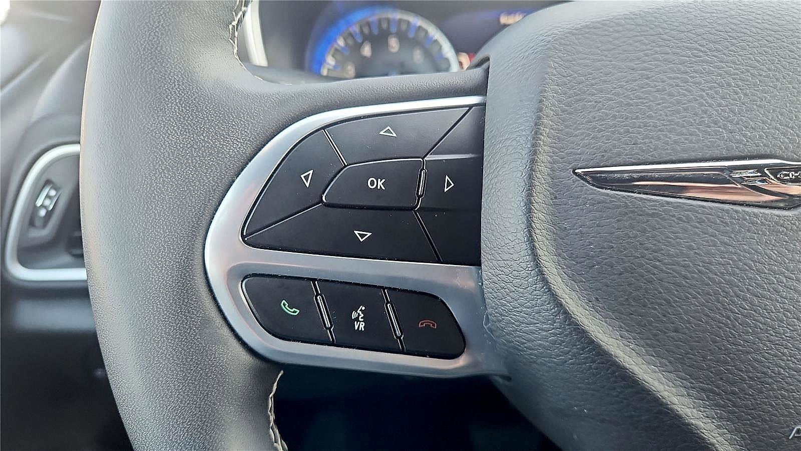 Used 2025 Chrysler Pacifica Select image 13