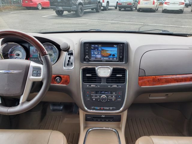 Used 2015 Chrysler Town & Country Limited Platinum FWD image 17