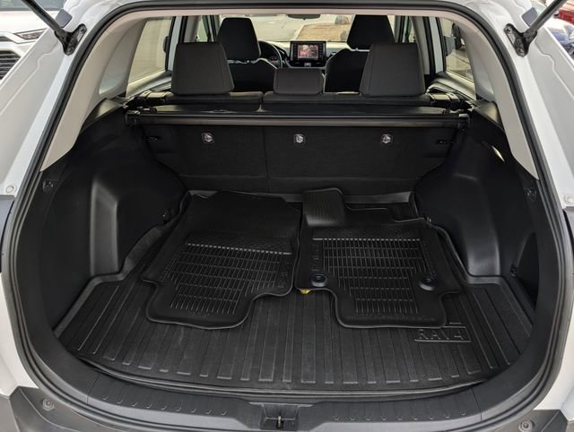 Used 2022 Toyota RAV4 LE image 27