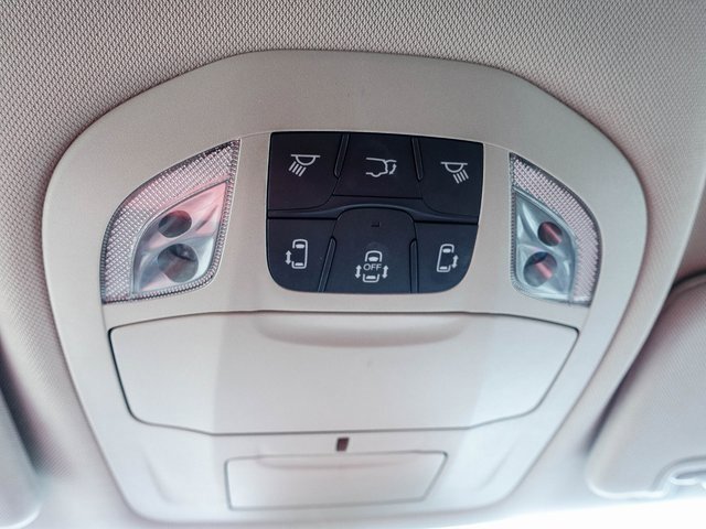 Used 2023 Chrysler Pacifica Touring-L image 4