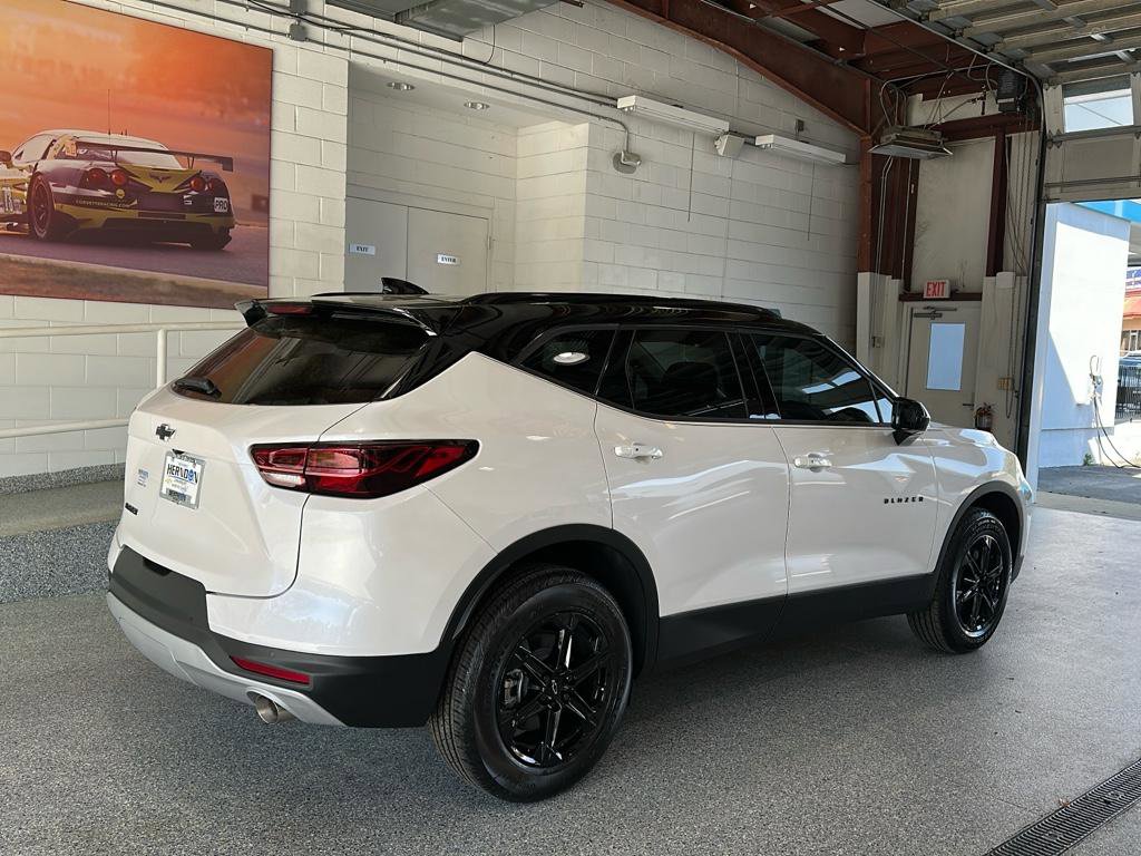 New 2025 Chevrolet Blazer LT w/ Midnight/Sport Edition FWD image 4