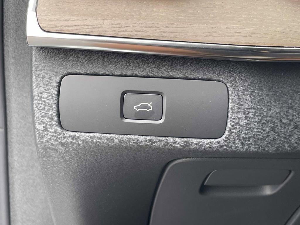 New 2026 Volvo XC90 B6 Ultra w/ Protection Package Premier image 12