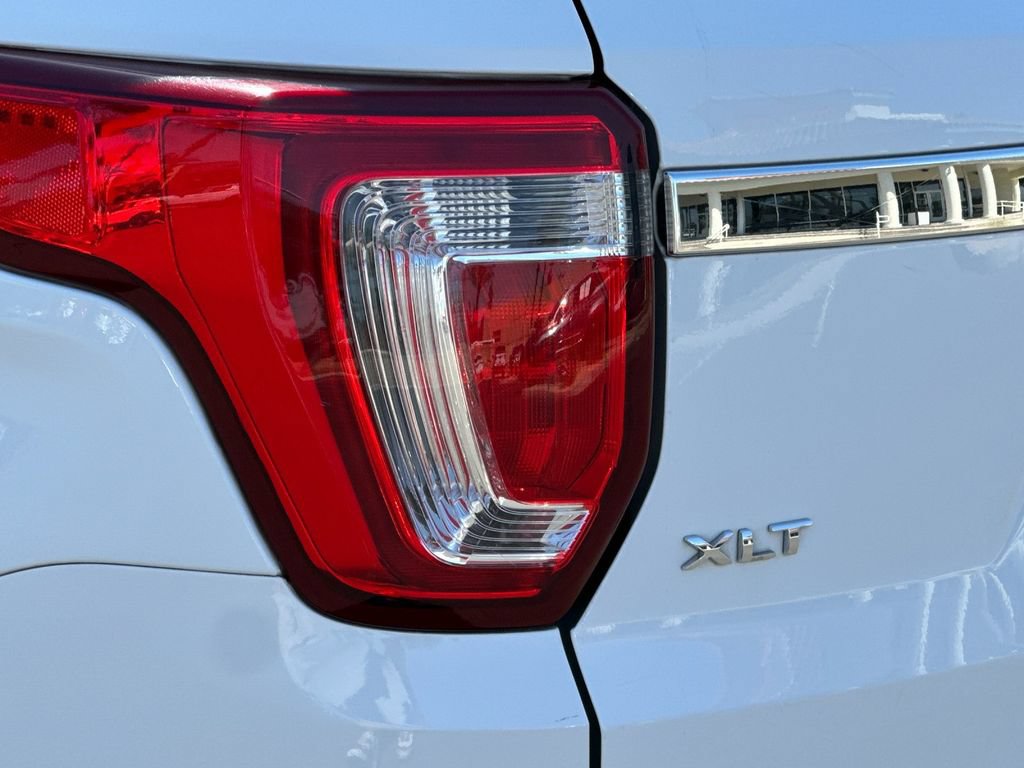 Used 2018 Ford Explorer XLT w/ Equipment Group 202A FWD image 27