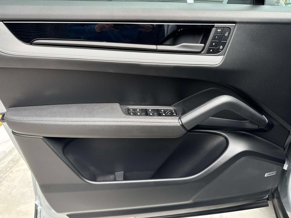 Certified 2025 Porsche Cayenne AWD/4WD image 21
