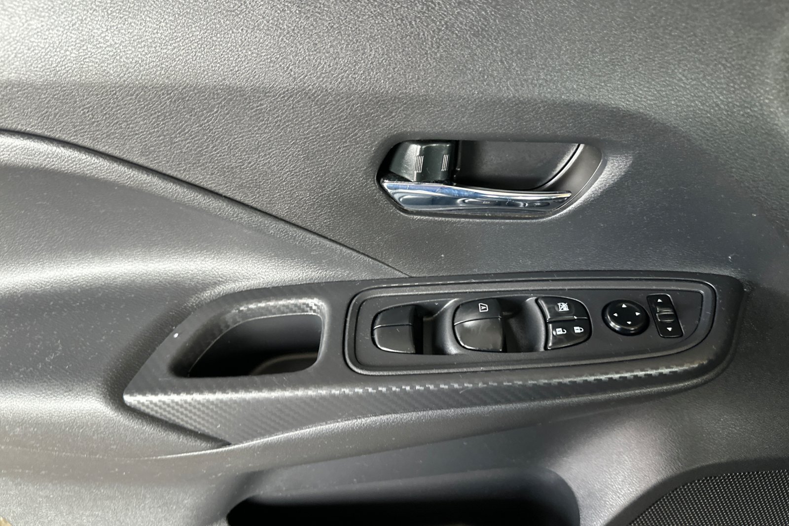 Used 2025 Nissan Versa SV FWD image 11